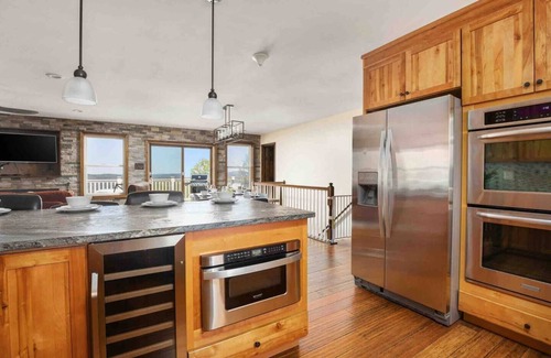 Mathias Cabina | Stunning Views: Secluded 5 bedroom Mountain Home