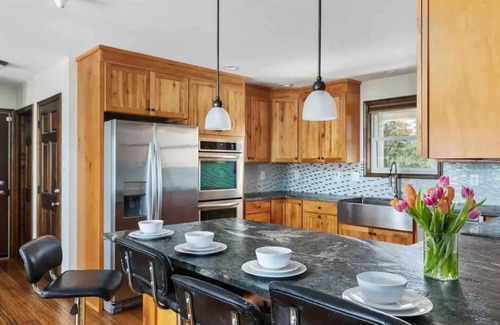 Mathias Cabina | Stunning Views: Secluded 5 bedroom Mountain Home