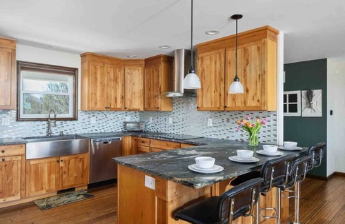Mathias Cabina | Stunning Views: Secluded 5 bedroom Mountain Home