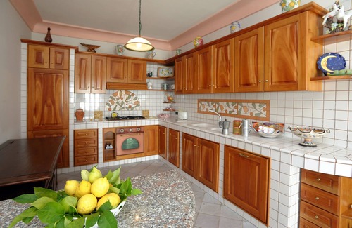 San Michele Villa | Lovely 6 Bdrm Sleeps 10, Pool, Gardens, Amazing Views ubicación ideal, tiendas cerca