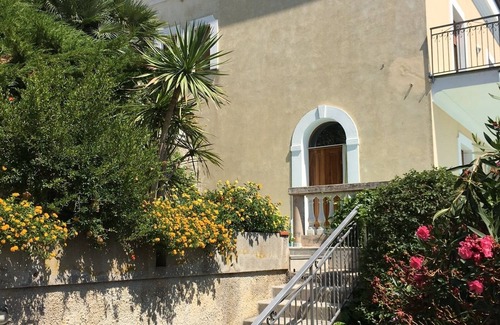 San Michele Villa | Lovely 6 Bdrm Sleeps 10, Pool, Gardens, Amazing Views ubicación ideal, tiendas cerca
