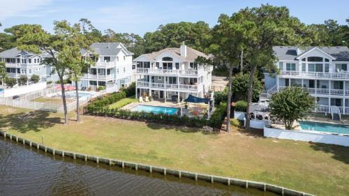 Corolla Light Casa | Stunning Views With Pool Family Room Resort Perks