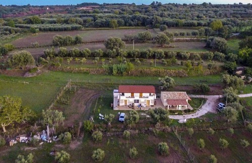 Zambrone Villa | Preciosa casa de vacaciones con WIFI, TV, patio, vista panorámica y aparcamiento