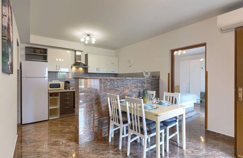 Martinski Casa | Estupenda casa de vacaciones para 8 personas con WIFI, A/C, piscina privada, TV y terraza