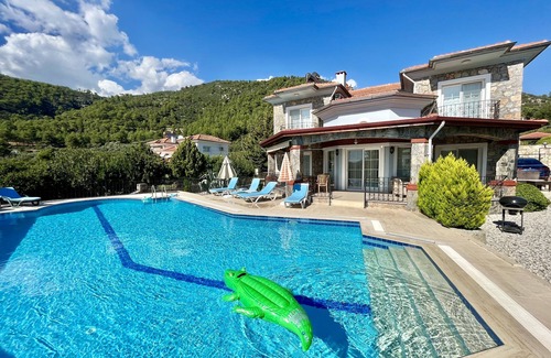 Fethiye Villa | Impresionante Villa en perfecto estado, piscina de 100m2 y Wi-Fi para familias
