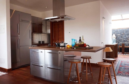 Pajara Apartamento | Casa San Luis: Elegante retiro con piscina climatizada y vistas al mar
