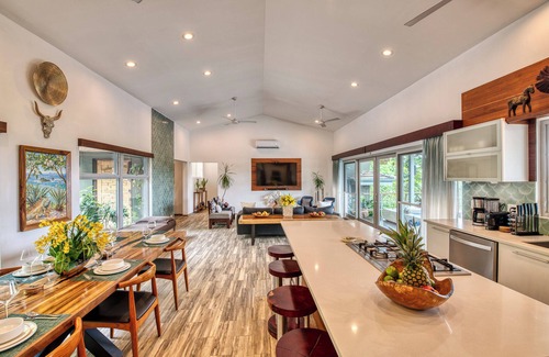 Villarreal Casa | Stunning Villa w/ Infinity Pool, Hot Tub, Entertainment Rooms & Beach Club Access