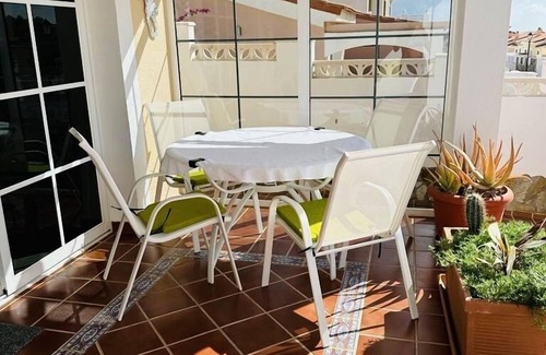 Caleta de Fuste Villa | Impresionante villa con bañera de hidromasaje, a 10 minutos a pie de la playa, con piscina comunitaria.