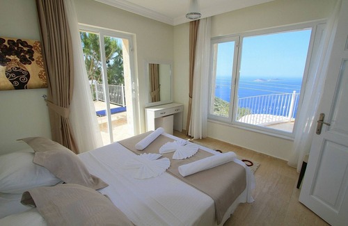 Egil Villa | Impresionante villa con piscina y amplias terrazas magníficas vistas de la Bahía de Kalkan.