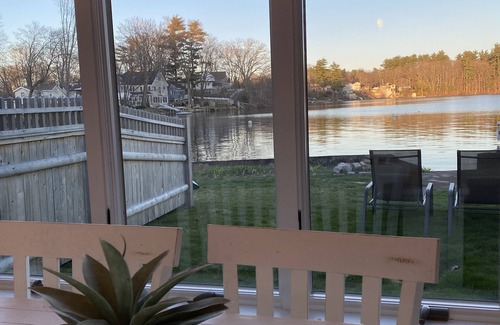 Amesbury Apartamento | Stunning waterfront retreat on lake Attitash- Dog friendly