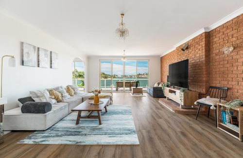 Abbotsford Casa | Stunning waterfront townhouse with shared swimpool, harbour view and free P