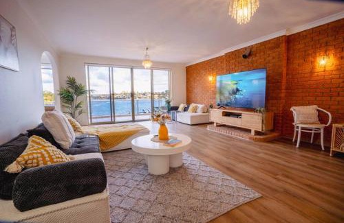 Abbotsford Casa | Stunning waterfront townhouse with shared swimpool, harbour view and free P