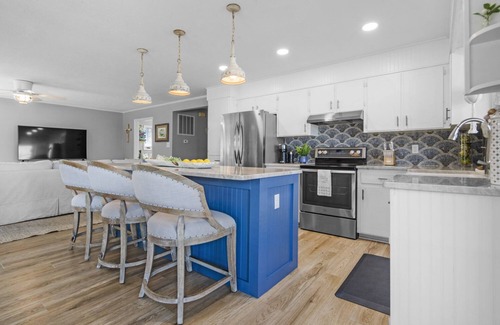White Lake Casa | Stunning Waterfront Home & Panoramic Lake Views