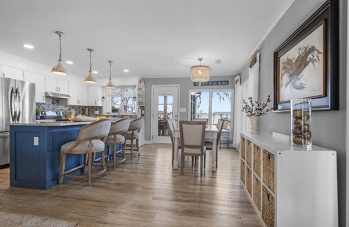 White Lake Casa | Stunning Waterfront Home & Panoramic Lake Views