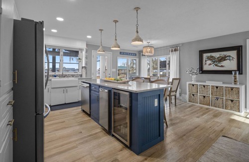 White Lake Casa | Stunning Waterfront Home & Panoramic Lake Views