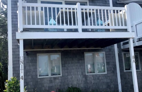 Provincetown Condominio | Stunning West End Condo with 2 bedrooms plus loft with bed and views of the bay