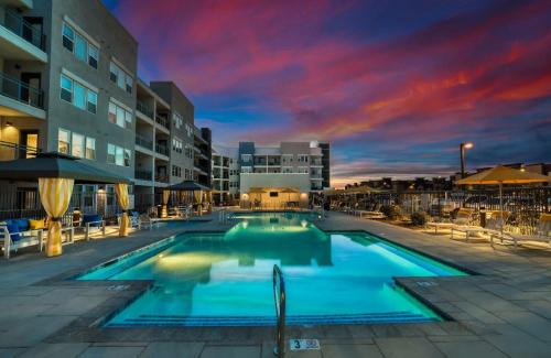 Glendale Sports and Entertainment District Apartamento | Stunning Westgate CozySuites by stadium w/pool 11