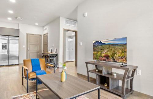 Glendale Sports and Entertainment District Apartamento | Stunning Westgate CozySuites by stadium w/pool 11
