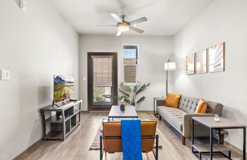 Glendale Sports and Entertainment District Apartamento | Stunning Westgate CozySuites by stadium w/pool 11