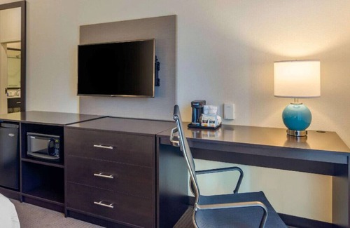 Newnan Casa | Stunningly Appointed Room with Home Comforts!