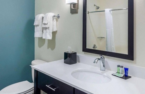Newnan Casa | Stunningly Appointed Room with Home Comforts!