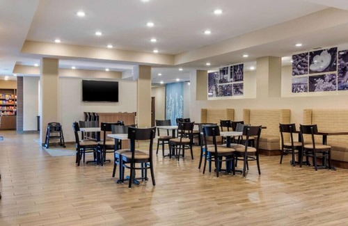 Newnan Casa | Stunningly Appointed Room with Home Comforts!