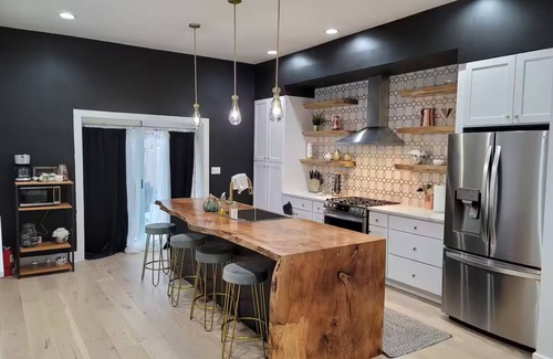 Northwest Philadelphia Casa | Stunningly Designed Residential with 2 Fireplaces