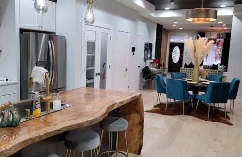 Northwest Philadelphia Casa | Stunningly Designed Residential with 2 Fireplaces