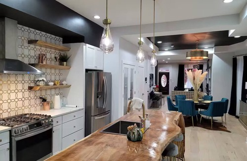 Northwest Philadelphia Casa | Stunningly Designed Residential with 2 Fireplaces