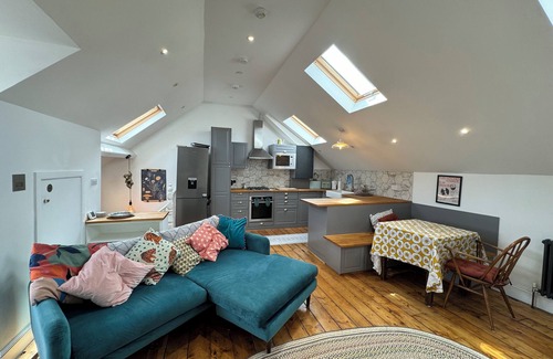 Clapton Apartamento | Stunningly Vibrant 1BD Flat, Lower Clapton