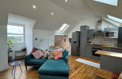Clapton Apartamento | Stunningly Vibrant 1BD Flat, Lower Clapton