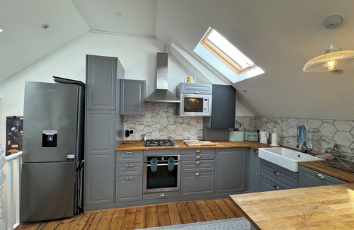 Clapton Apartamento | Stunningly Vibrant 1BD Flat, Lower Clapton