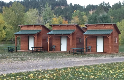 Sturgis Cabina | Sturgis Camping Cabin with Queen Bed