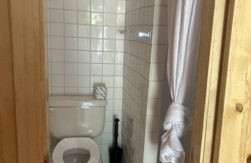 Sturgis Cabina | Sturgis SD Cabin with Queen Bed. In the Heart of the Blackhills, close to Deadwood and Mt. Rushmore