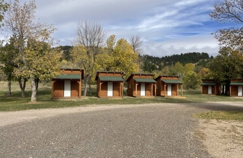 Sturgis Cabina | Sturgis SD. Camping Cabin with 2 Full Size Futons in Beautiful Blackhills