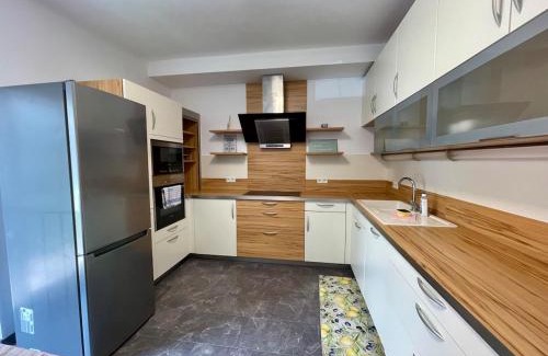 Jakomini Apartamento | Stylische Wohnung nähe Stadthalle mit Balkon