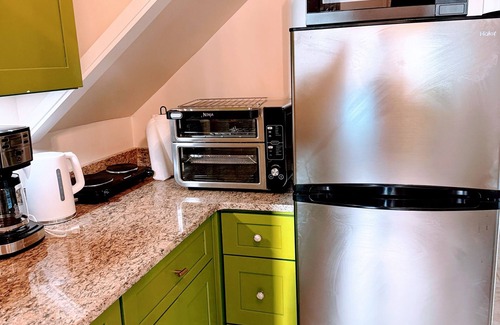 Bluemont Apartamento | Stylish 1-bd/1-ba gardern apt within quaint Bluemont village, walk to wineries.