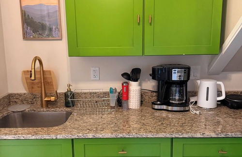 Bluemont Apartamento | Stylish 1-bd/1-ba gardern apt within quaint Bluemont village, walk to wineries.