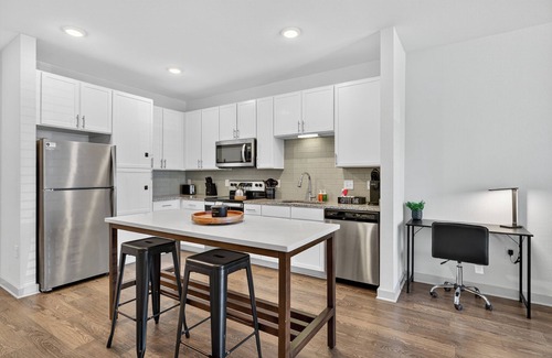 Arlington Apartamento | Stylish 1BR Apt/King Bed/ Pool/Close to Beach