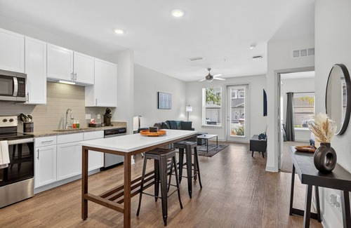 Arlington Apartamento | Stylish 1BR Apt/King Bed/ Pool/Close to Beach
