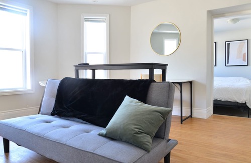 Orillia Apartamento | Stylish 1BR Apt - King bed!