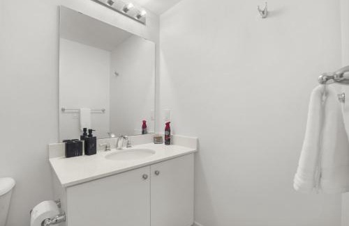 Rosemount Casa | Stylish 1BR Condo in Prime Location with Parking and Wi Fi