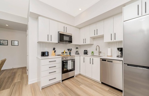 Kitchener Condominio | Stylish 1BR Condo w Balcony & Skyline Views