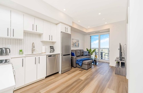 Kitchener Condominio | Stylish 1BR Condo w Balcony & Skyline Views