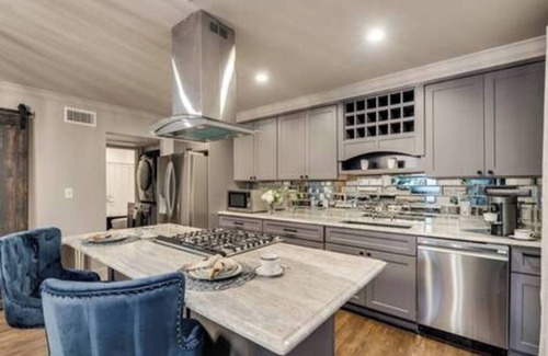 Peak's Suburban Addition Condominio | Luxury Condo in Quiet Residential Neighborhood