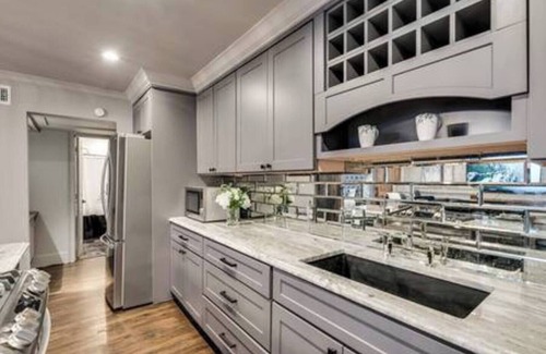 Peak's Suburban Addition Condominio | Luxury Condo in Quiet Residential Neighborhood