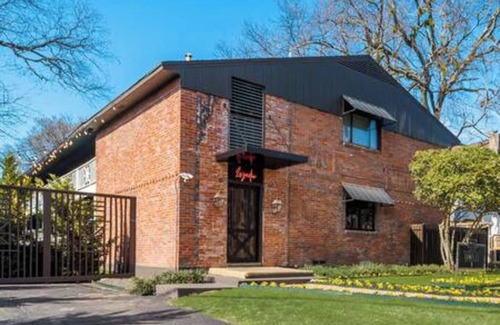 Peak's Suburban Addition Condominio | Luxury Condo in Quiet Residential Neighborhood
