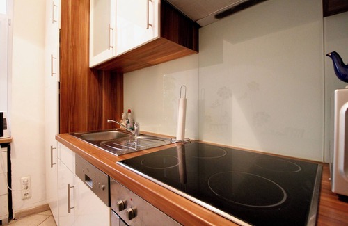 Neubau Apartamento | Stylish 1BR in Central Vienna – Sleeps 4, Garden View, King Bed & Full Kitchen
