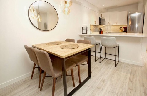 Whistler Creekside Condominio | Stylish 1BR-King:Sleeps 6 Comfortably,Hot Tub, Pool & Near Everything-!