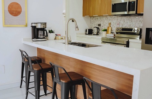 Barbican Apartamento | Stylish 1BR Kingston apartment with Sunset Pool, gym. Near Bob Marley Museum